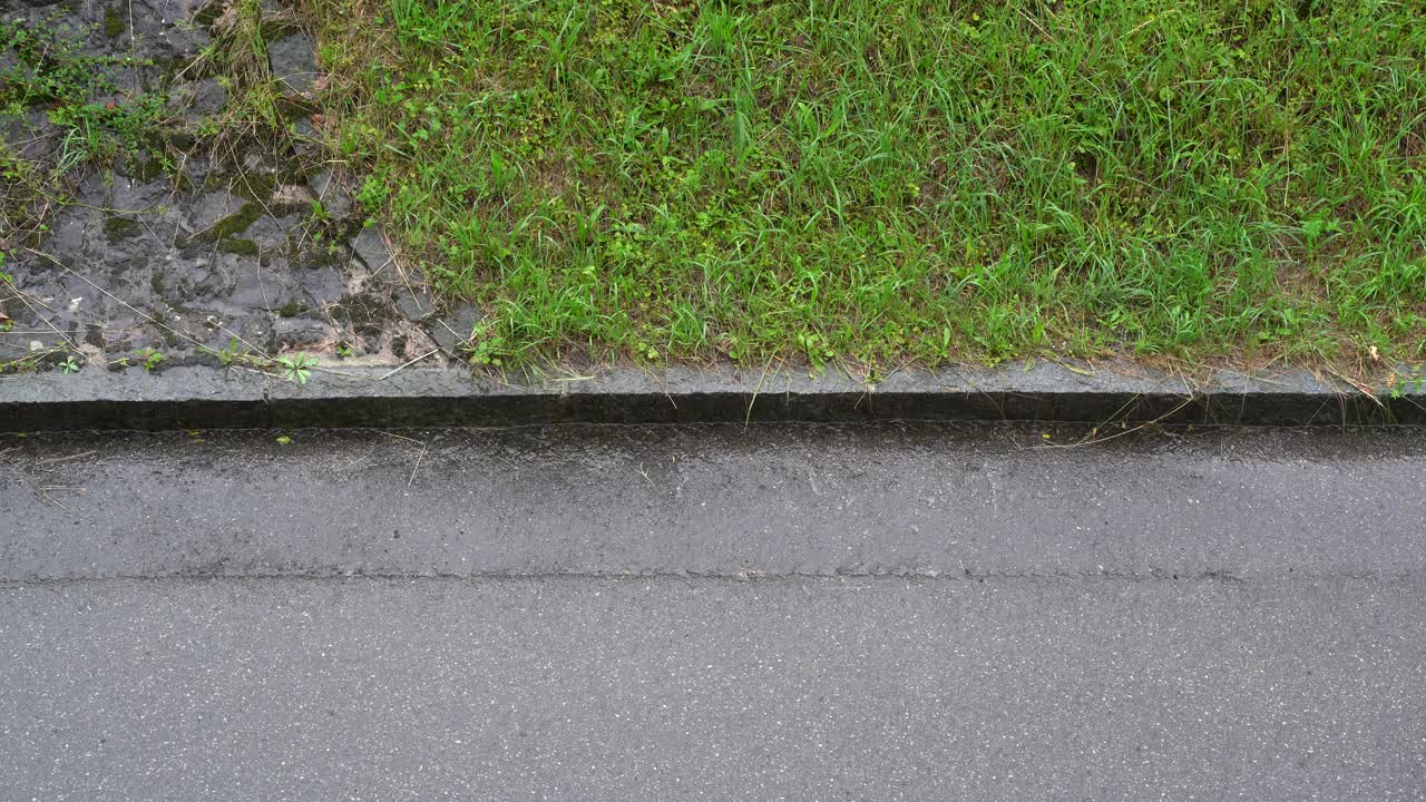 雨落在乡间的小街上视频素材