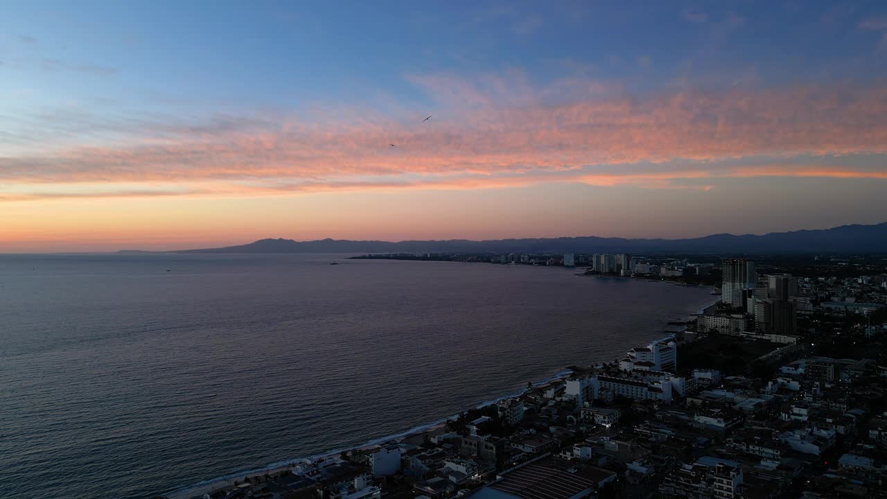 从空中俯瞰平静的海湾和城市的日出视频素材