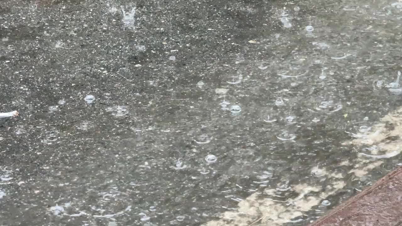 雨水滴在路上视频素材