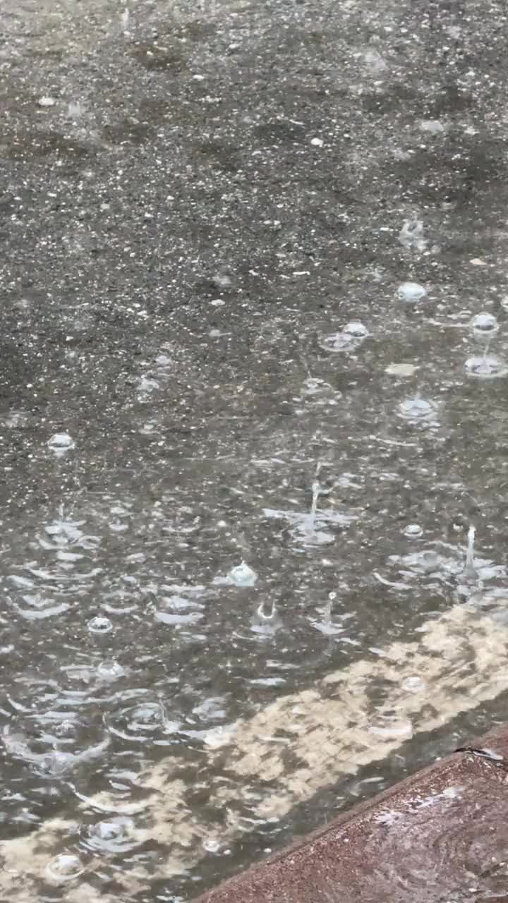 雨水滴在路上视频素材