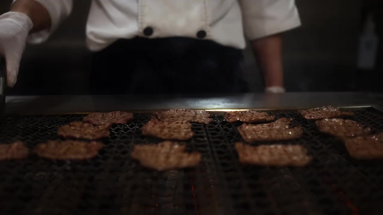 慢动作的专业厨师烹饪优质新鲜和牛，日式烧烤视频素材