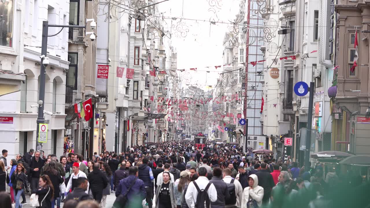 怀旧的红色电车和拥挤的步行在Istiklal街视频素材