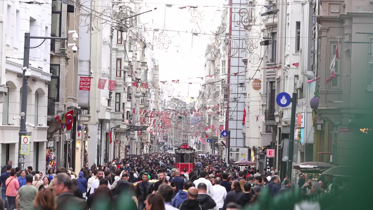 怀旧的红色电车和拥挤的步行在Istiklal街视频素材