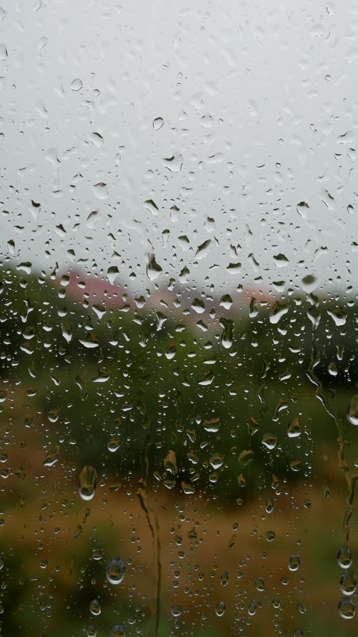 雨中雨滴落在窗玻璃上的特写视频下载