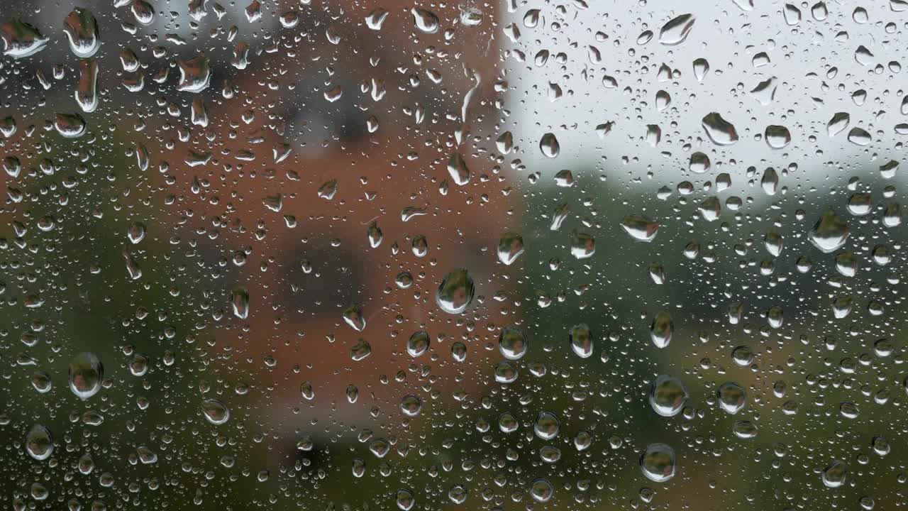 下雨时雨滴落在窗户玻璃上视频下载