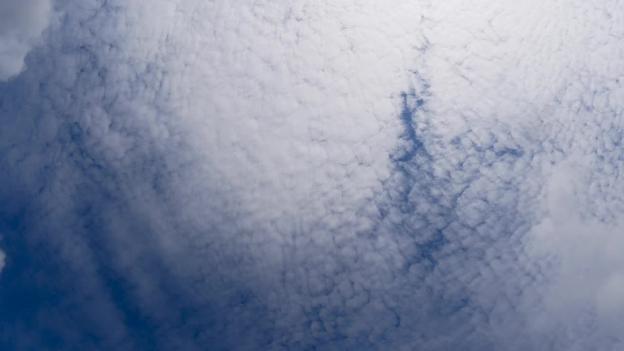 正对着天空中飘过的云彩视频下载