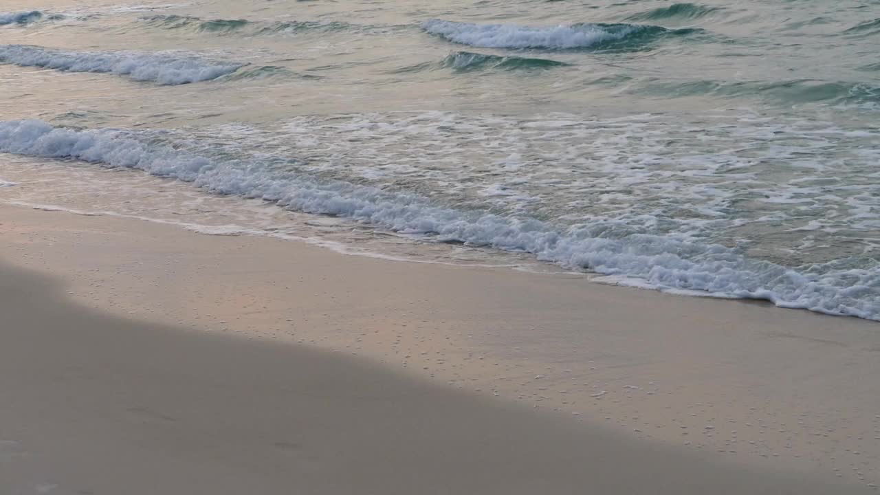 海浪冲击着沙滩上的沙滩视频下载