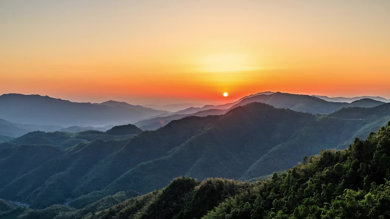 夕阳下的绿色森林和山地自然景观视频素材