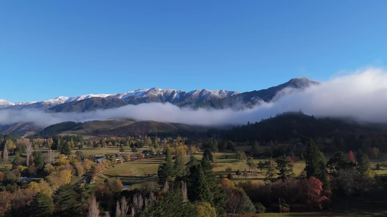 航拍无人机捕捉到令人惊叹的风景、山脉、茂密的森林视频素材