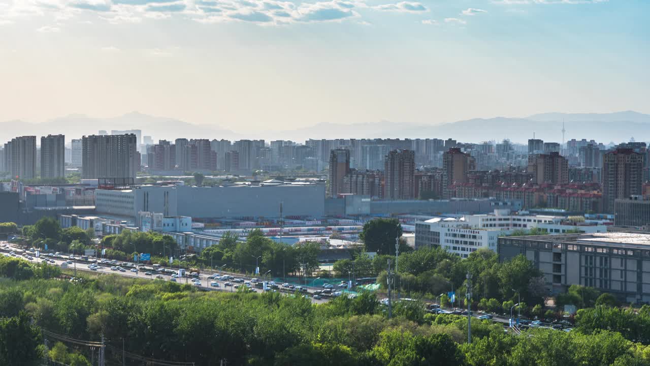 北京城市延时柳絮在天空中飞舞的城市环境视频下载