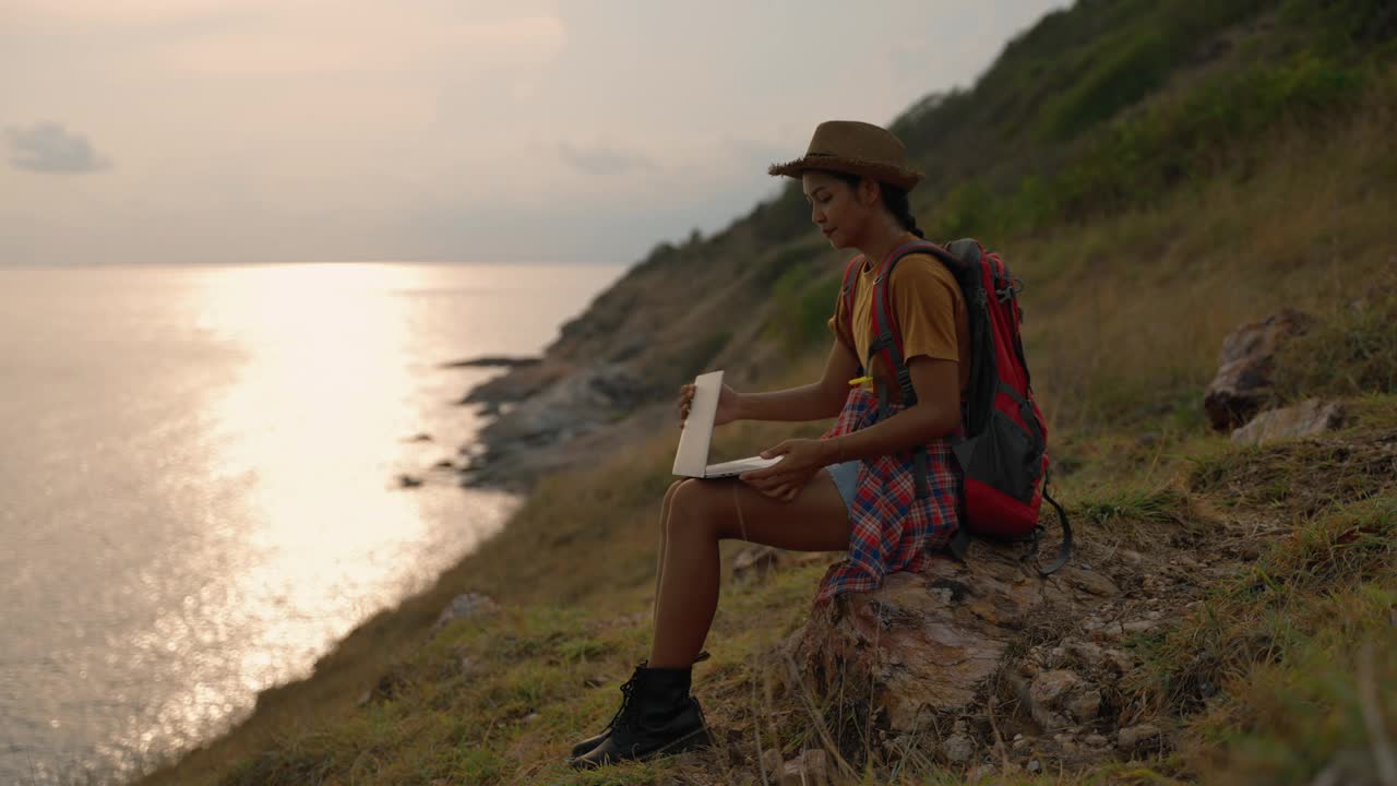 独自旅行者，年轻的亚洲女子在登山之旅中体验大自然。视频素材