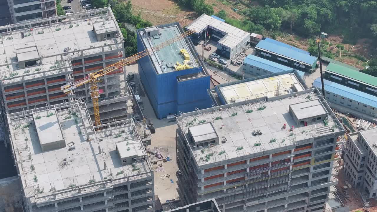 正在建设中的高层建筑鸟瞰图视频素材