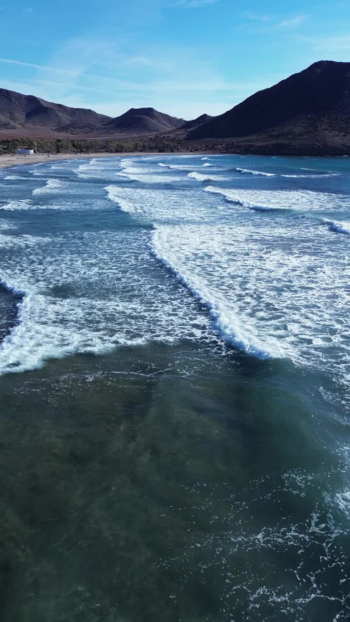 海滩岸边在大自然的空中垂直拍摄视频下载