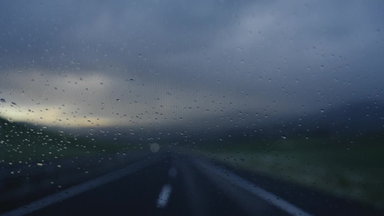 雨滴落在玻璃上，雨刷开始工作视频素材