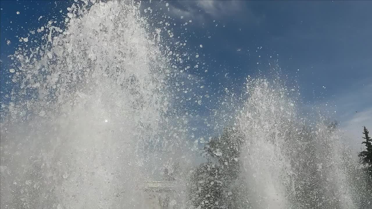 城市喷泉特写，镜头对准喷泉的喷流，潜入水下视频素材