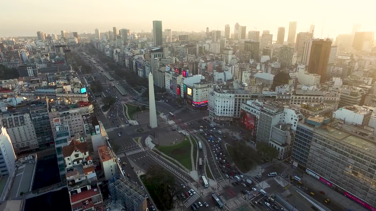 日落时布宜诺斯艾利斯方尖碑的鸟瞰图。9 de Julio大道和Corrientes大道。视频素材