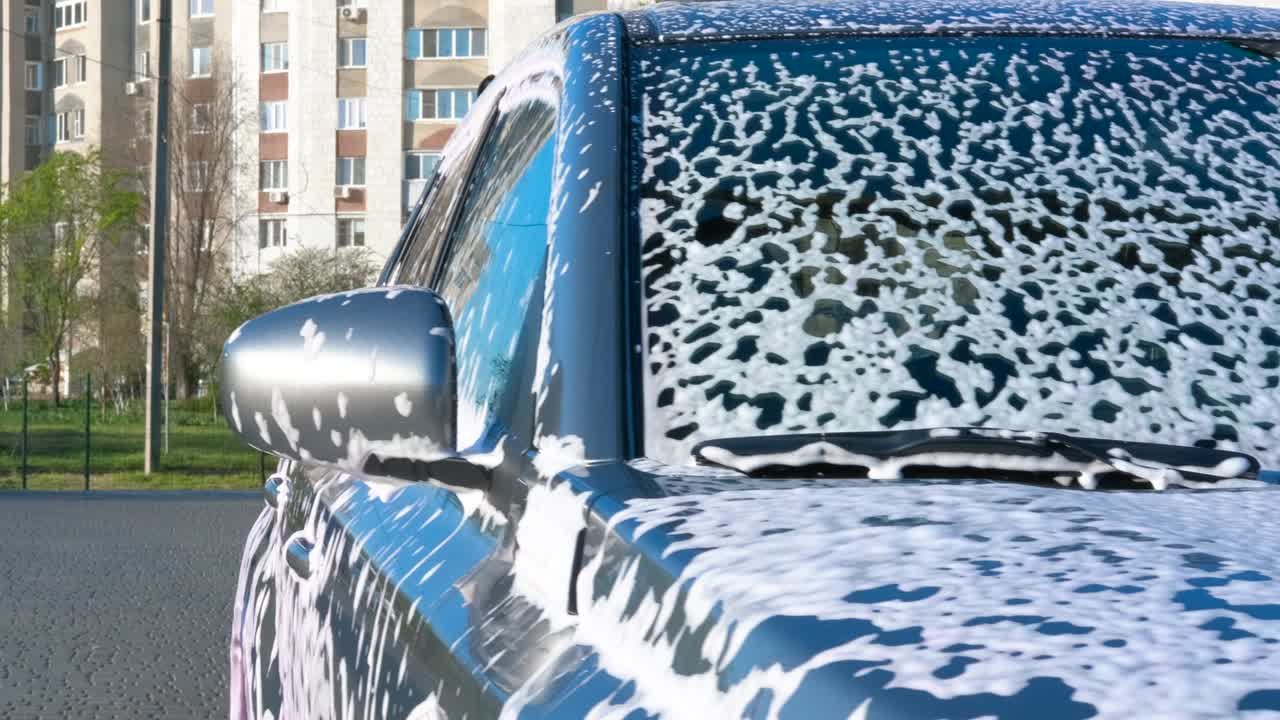 泡沫在阳光下从汽车上滴下来。视频下载