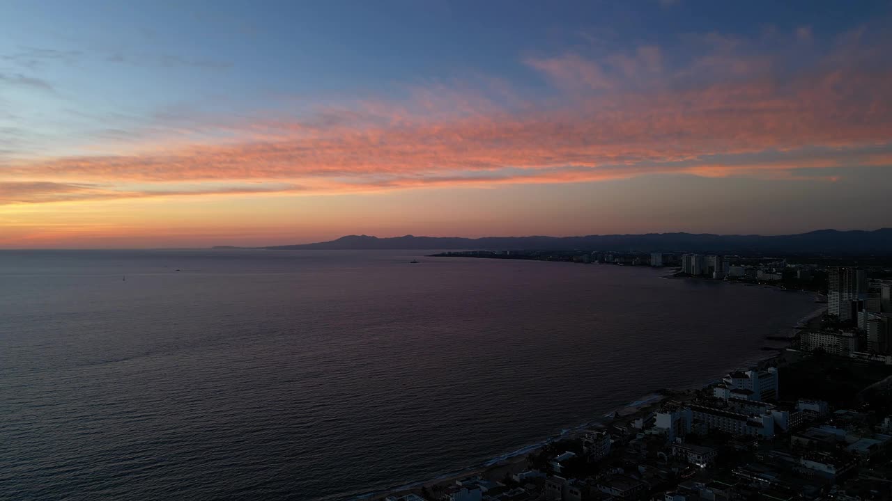 从空中俯瞰平静的海湾和城市的日出视频素材