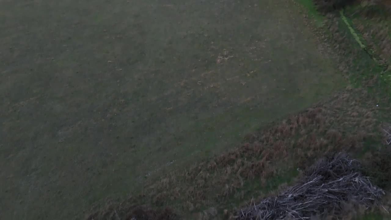 鸟瞰图一个村庄坐落在山谷与山，乡村景观。视频下载