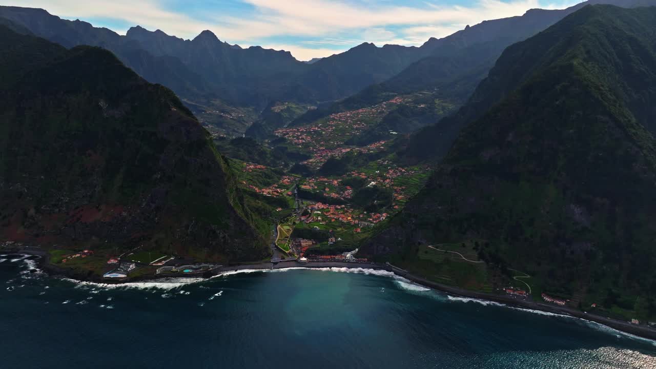 鸟瞰马德拉岛上风景如画的圣维森特小镇，它坐落在海洋上美丽山脉之间的山谷中视频素材