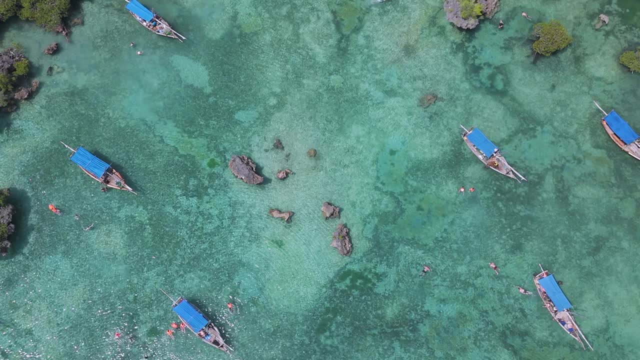 在坦桑尼亚印度洋桑给巴尔岛夸莱岛梅奈湾的船只，航拍视频素材