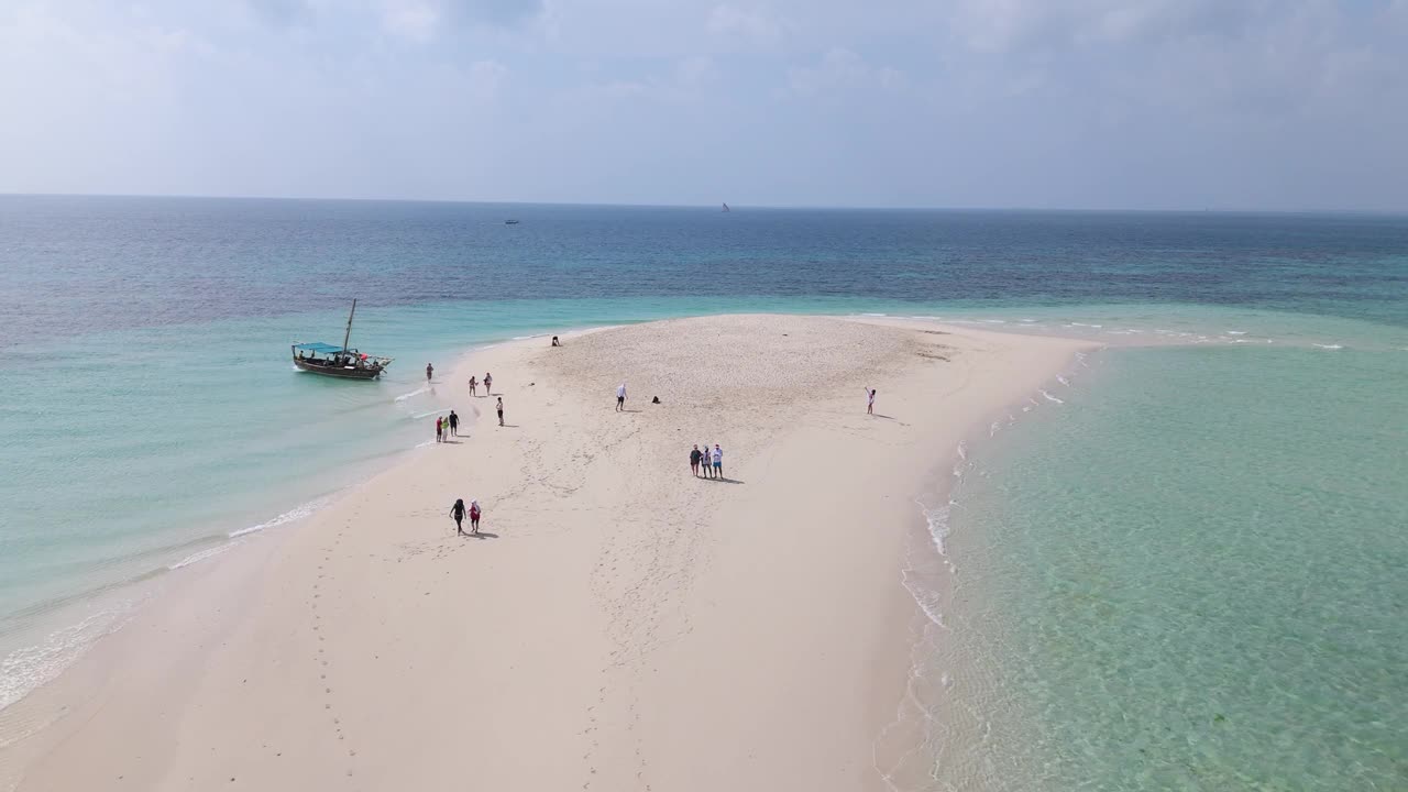 沙滩旅游天堂在坦桑尼亚海岸桑给巴尔夸莱岛，航拍视频素材