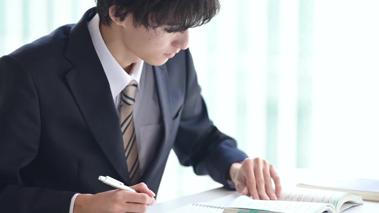 一个日本高中生正在写课堂笔记视频素材