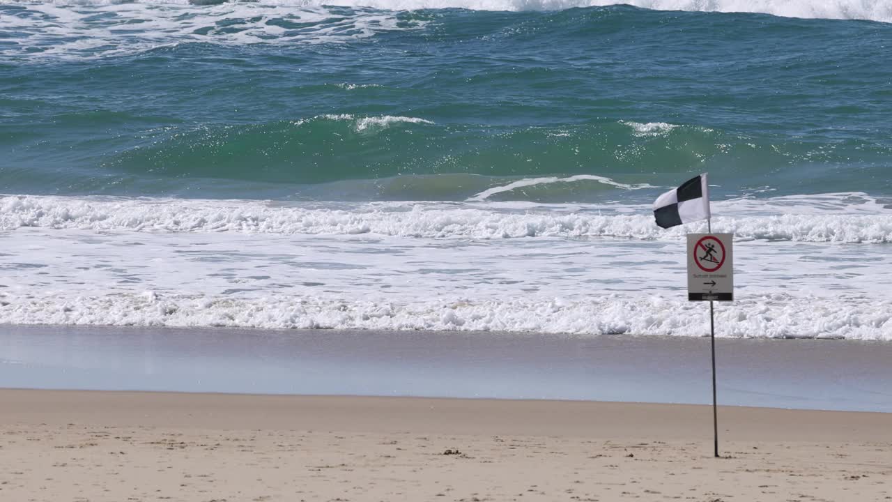 海浪冲击着海滩视频素材