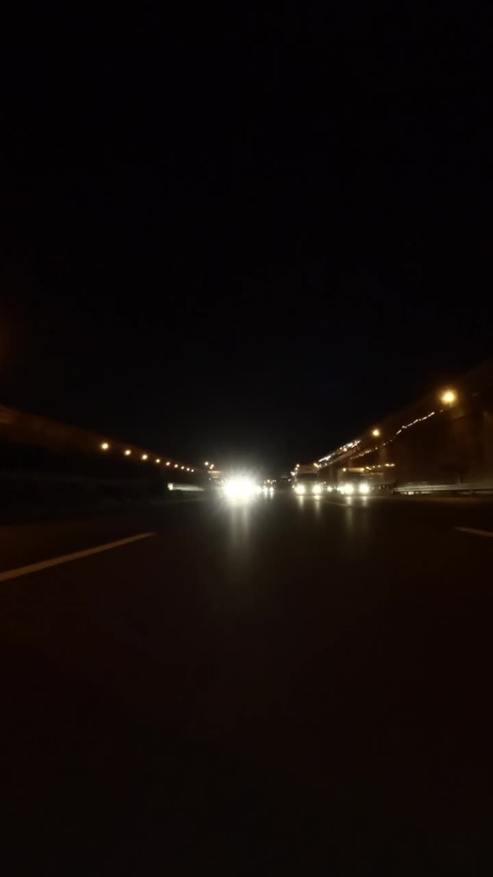 夜间在高速公路上行驶的汽车视频素材