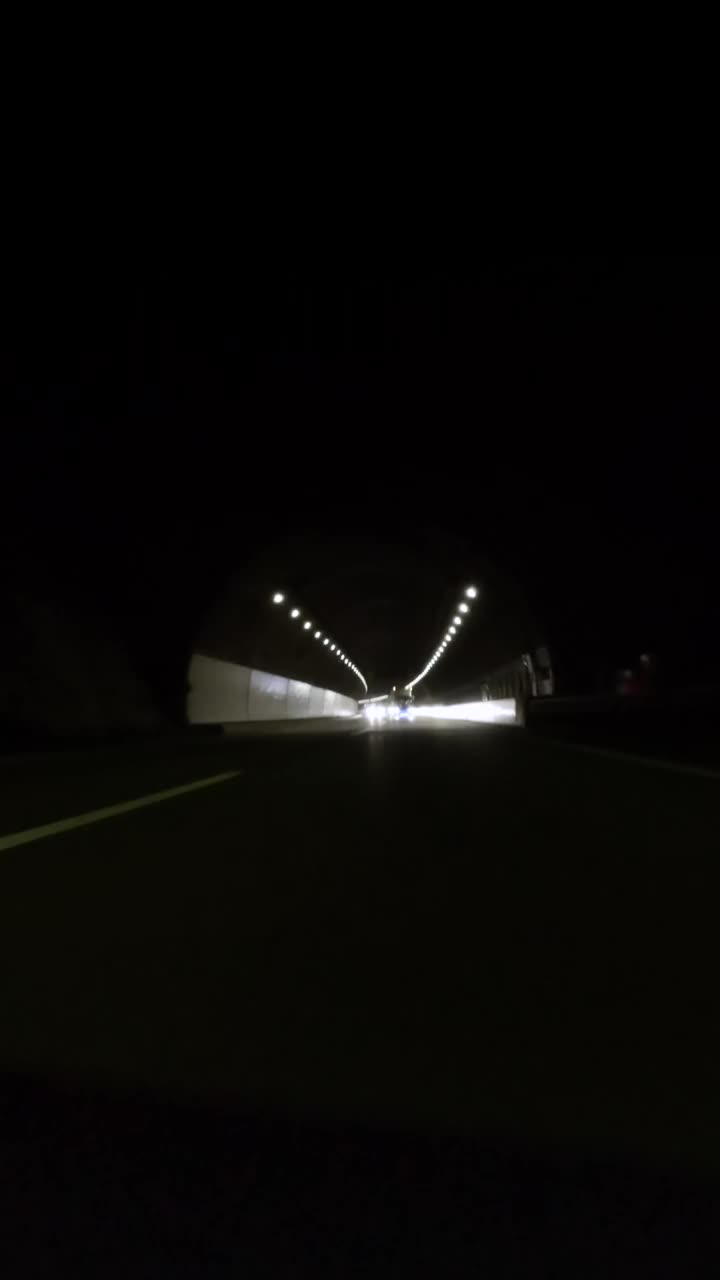 夜间在高速公路上行驶的汽车视频素材