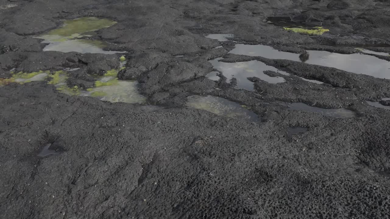 火山地形与水池的水在莫斯蒂罗斯，圣米格尔，详细的地面纹理，阴暗的光视频素材