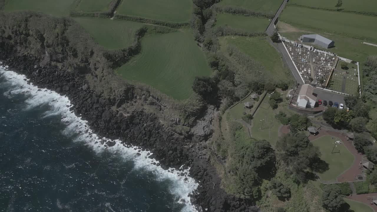 亚速尔群岛蓬塔德尔加达区圣安东尼奥教区海滨墓地。鸟瞰图视频素材