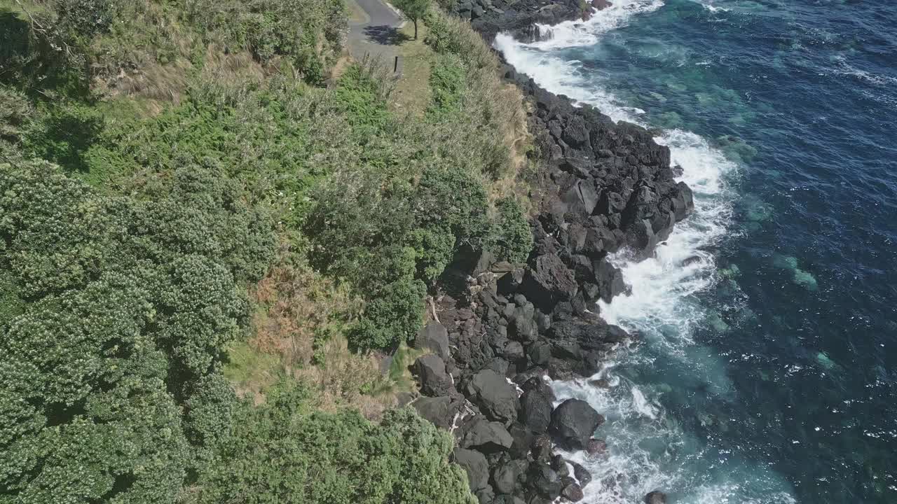 圣安东尼奥海岸公路，圣米格尔岛。空中顶向下前进视频素材