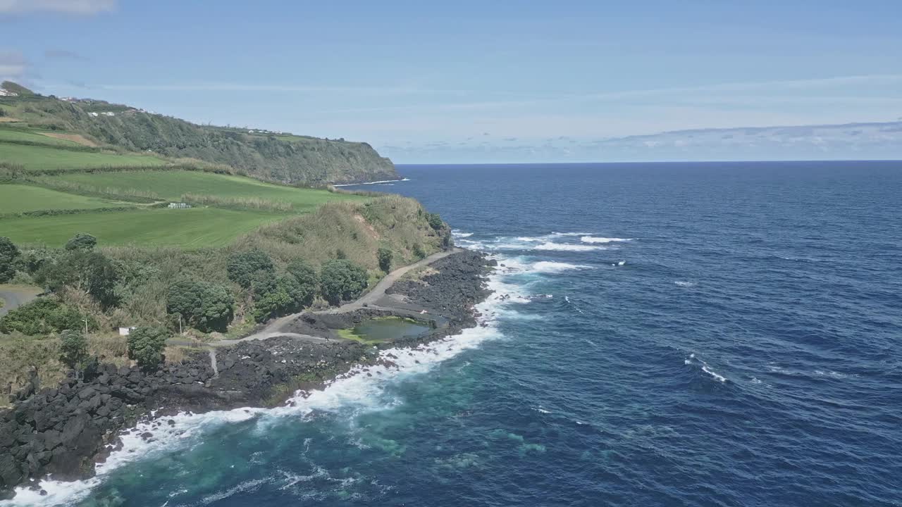 鸟瞰海岸公路和火山悬崖的圣安东尼奥，亚速尔群岛的圣米格尔。空中向前视频素材