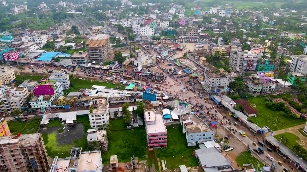 孟加拉国巴里萨尔市Rupatoli公交车站拥挤的道路交通景象。无人机航拍视频素材