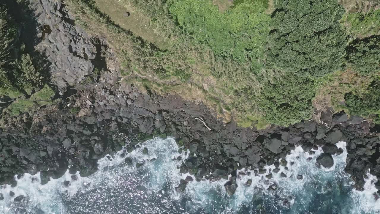 圣米格尔岛圣安东尼奥锯齿状的海岸。空中自顶向下上升视频素材