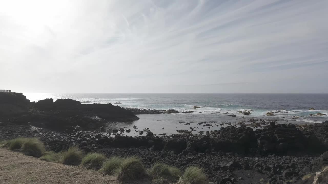 崎岖的莫斯泰罗斯，圣米格尔海岸线，海浪拍打着火山岩，阳光明媚视频素材