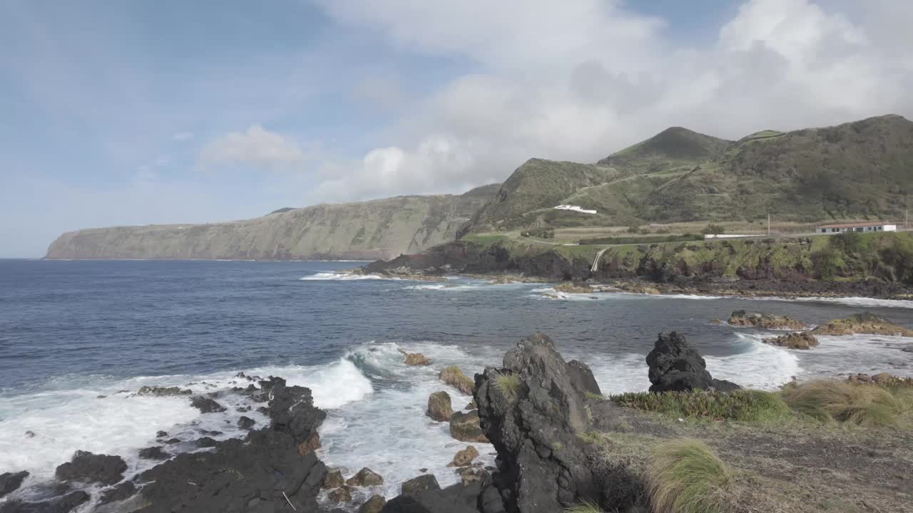 莫斯泰罗斯的海岸景观，圣米格尔的海浪和蓝天下郁郁葱葱的悬崖视频素材