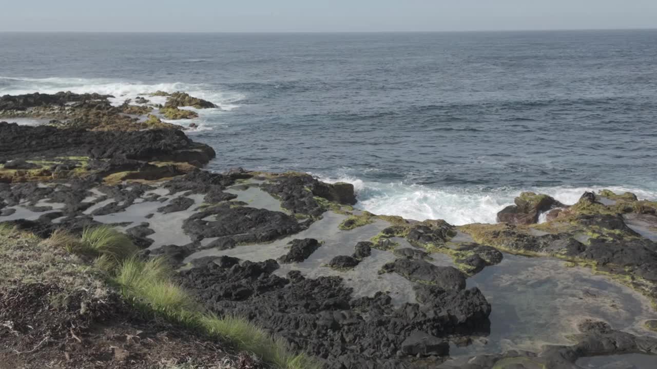 圣米格尔的莫斯泰罗斯海岸线崎岖不平，海浪拍打着火山岩视频素材