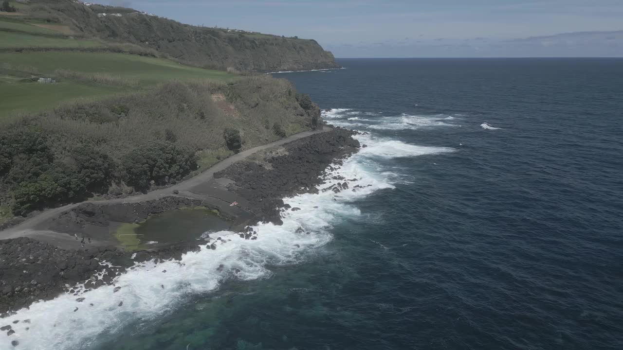 沿海道路和火山岩石悬崖的圣安东尼奥，圣米格尔的亚速尔群岛。空中盘旋视频素材