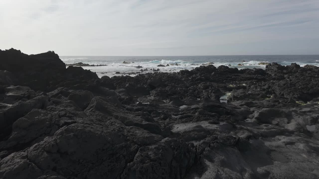 莫斯泰罗斯，圣米格尔，亚速尔群岛的岩石火山海岸线有戏剧性的海浪和郁郁葱葱的苔藓，广角视频素材