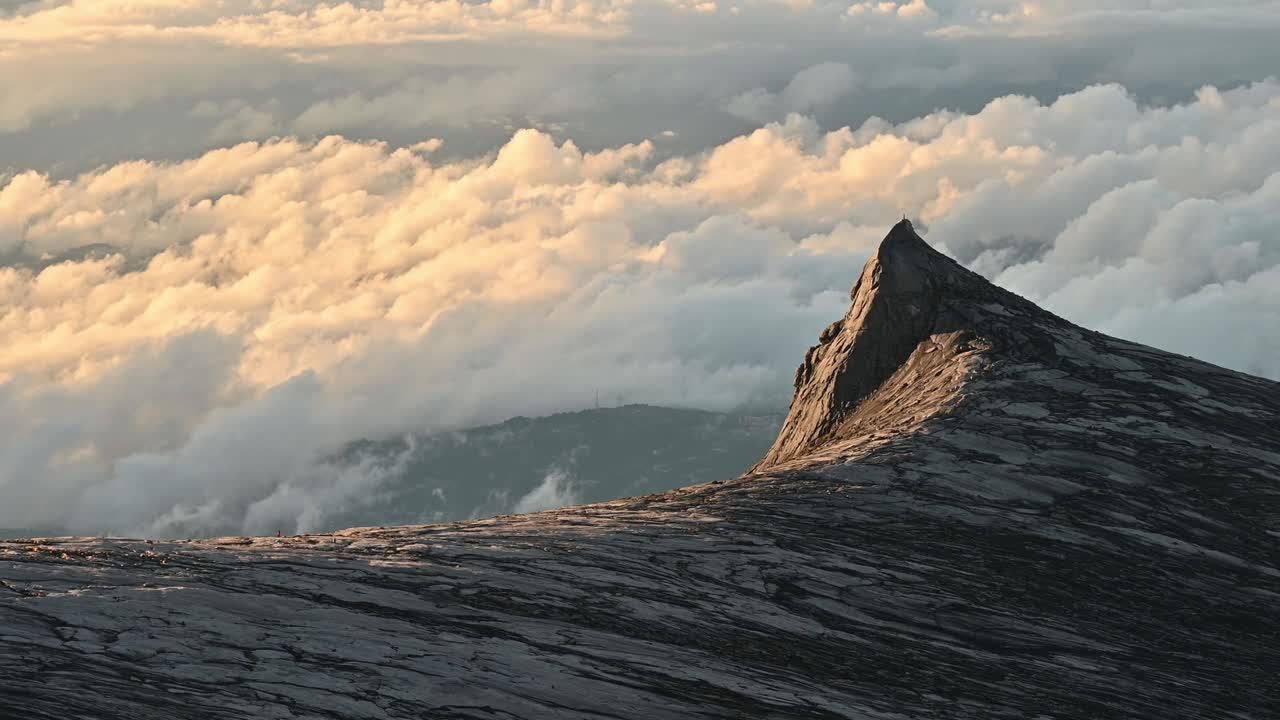 马来西亚基纳巴卢山的标志性山峰南峰的镜头。视频素材