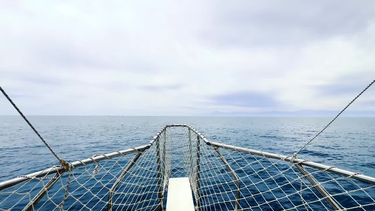 游艇在干净的蓝色海面上航行。在海洋中移动的船。侧视图帆船。海洋海水波浪反射。海上的摩托艇。快艇在清澈的绿松石海视频素材