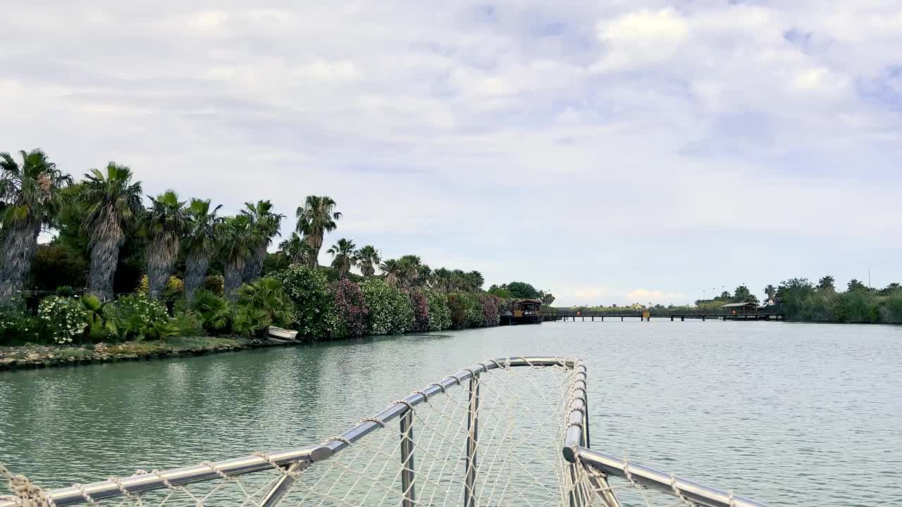 在干净的海湾上航行的游艇。河中移动的船。侧视图帆船。快艇在清澈的绿松石海湾视频下载