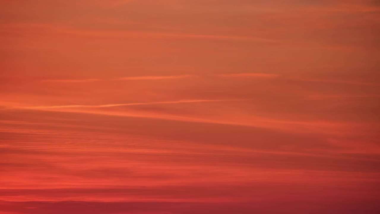 黄昏时分，夕阳将云景沐浴在令人惊叹的红光中，时光流逝视频下载