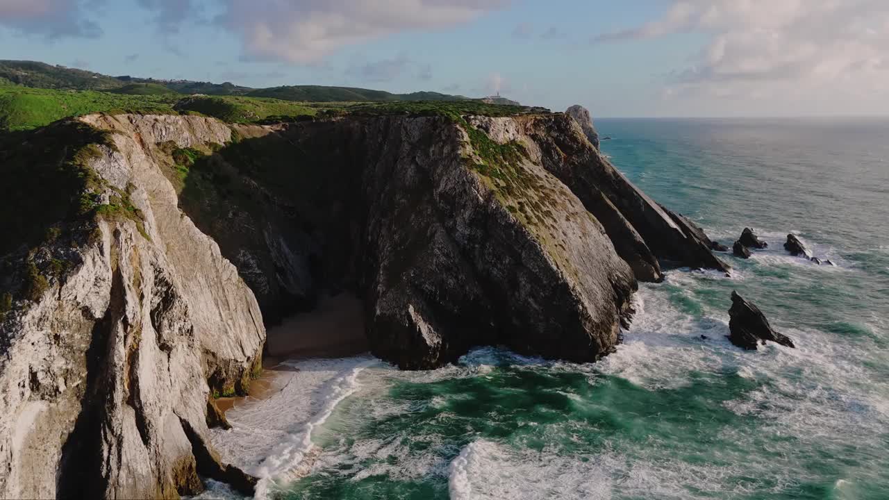 鸟瞰图的波涛和陡峭的岩石形成沿海岸。葡萄牙辛特拉附近的大西洋海岸线视频素材