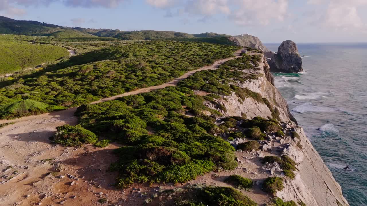 鸟瞰图的波涛和陡峭的岩石形成沿海岸。葡萄牙辛特拉附近的大西洋海岸线视频素材