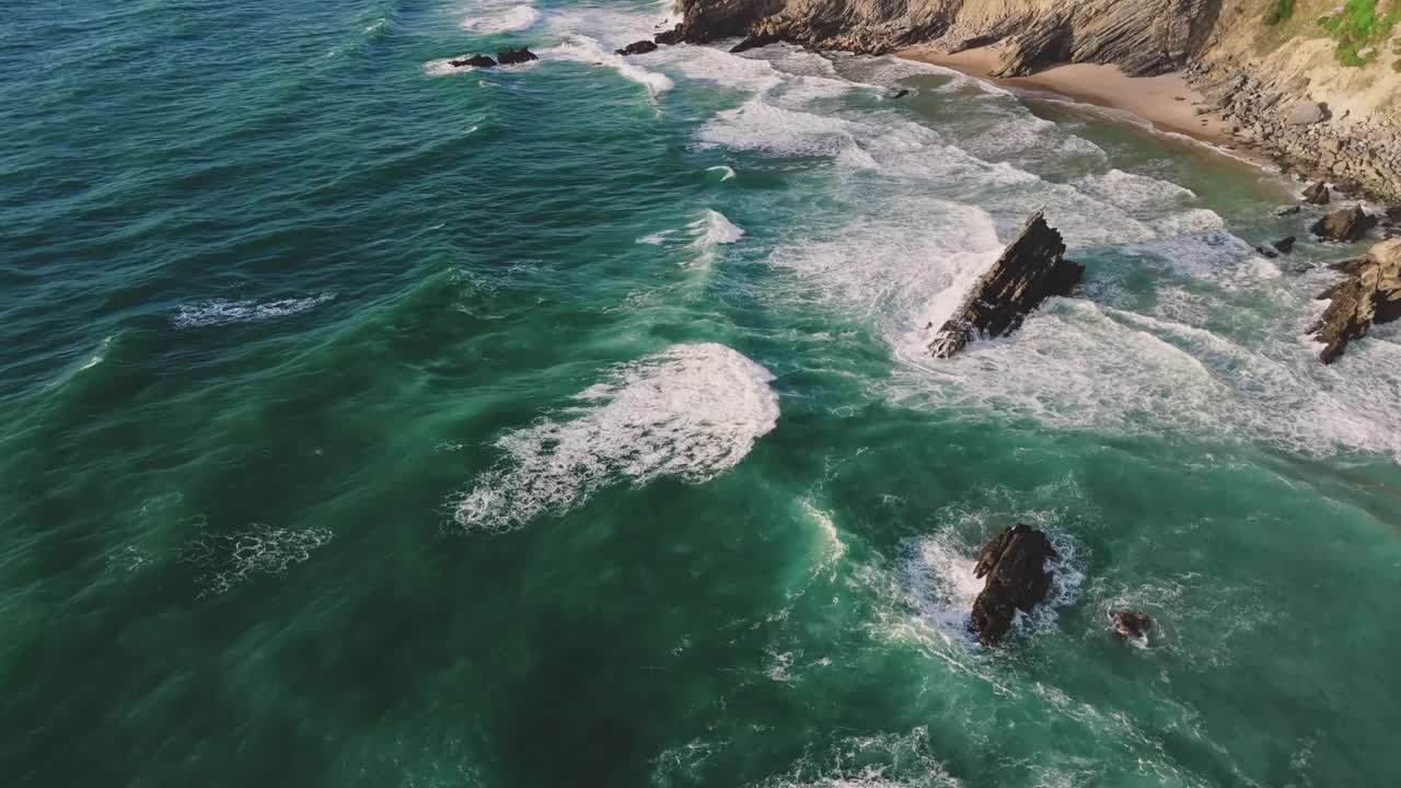 鸟瞰图的波涛和陡峭的岩石形成沿海岸。葡萄牙辛特拉附近的大西洋海岸线视频素材