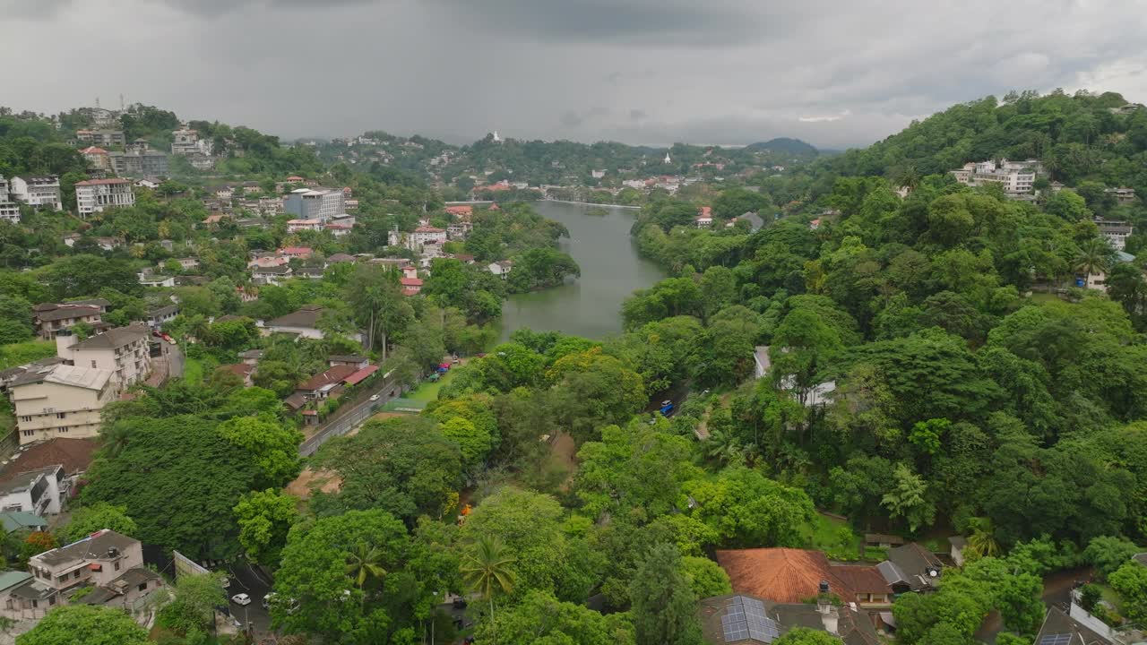 令人惊叹的康提湖鸟瞰图，斯里兰卡与郁郁葱葱的绿色植物，风景秀丽的山丘，和城市景观。亚洲著名旅游胜地的旅游与自然理念视频素材