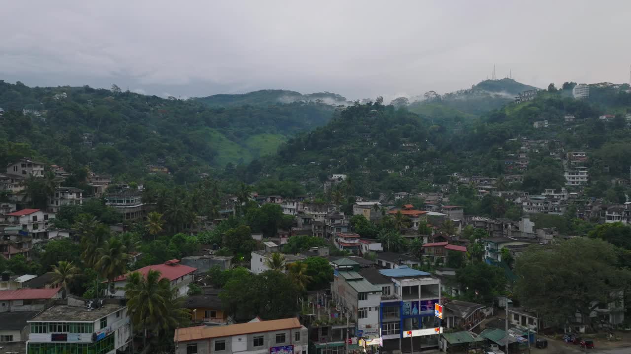 斯里兰卡康提住宅区的鸟瞰图，捕捉了这座城市在青翠的山丘和郁郁葱葱的绿色植物中的魅力视频素材